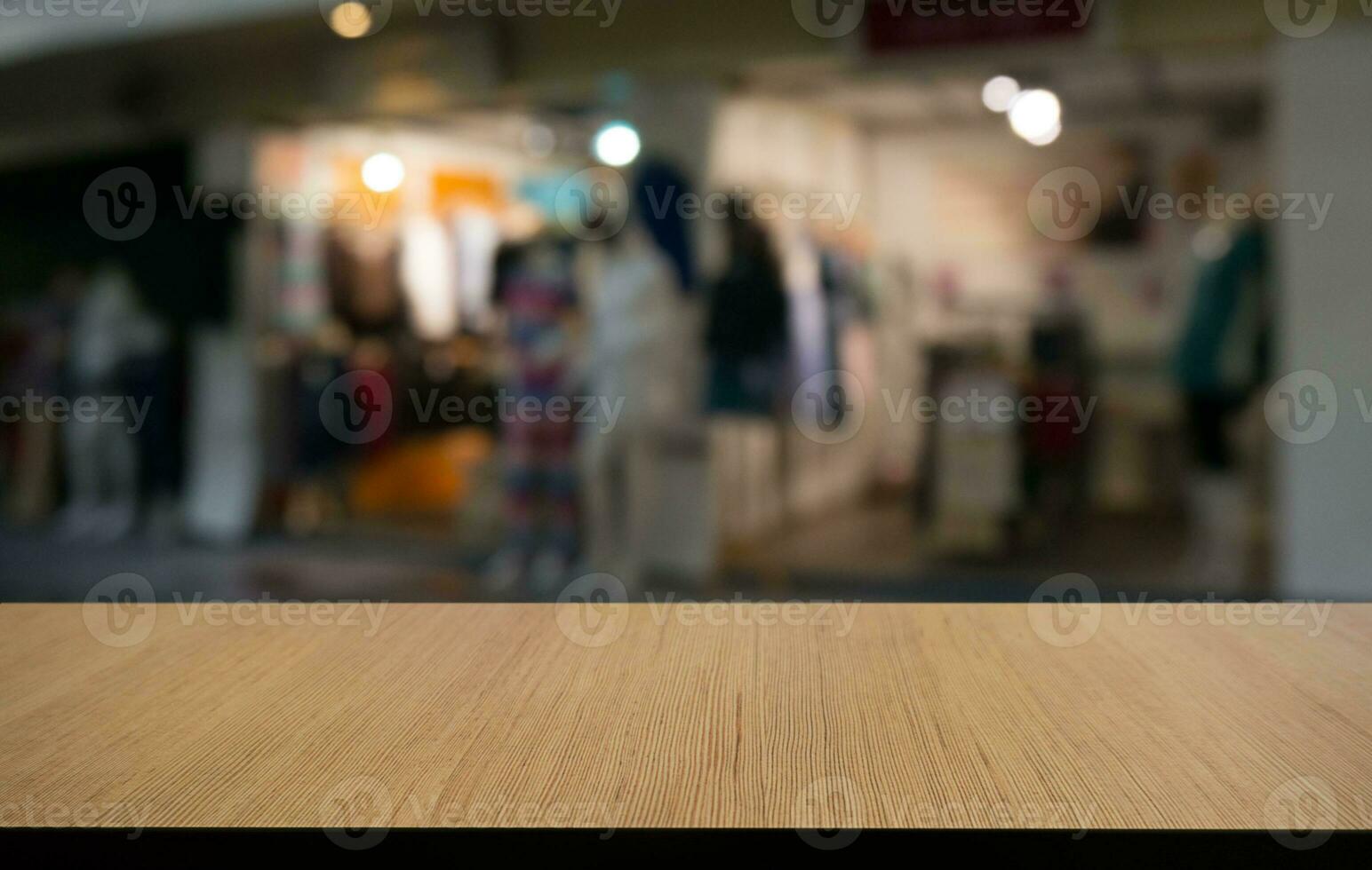 esvaziar de madeira mesa dentro frente do abstrato borrado fundo do café fazer compras . pode estar usava para exibição ou montagem seu produtos.mock acima para exibição do produtos foto