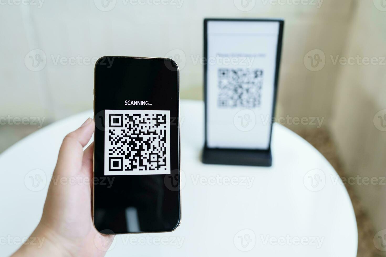 qr código pagamento. e carteira. homem digitalização tag aceitaram gerar digital pagar sem digitalização de dinheiro qr código conectados compras sem dinheiro Forma de pagamento e verificação tecnologia conceito. foto