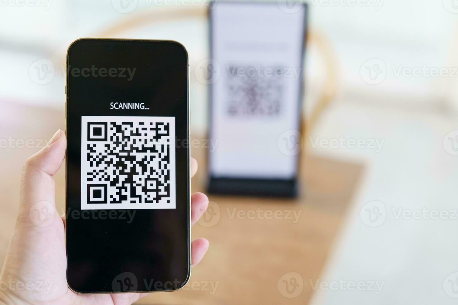 qr código pagamento. e carteira. homem digitalização tag aceitaram gerar digital pagar sem digitalização de dinheiro qr código conectados compras sem dinheiro Forma de pagamento e verificação tecnologia conceito. foto