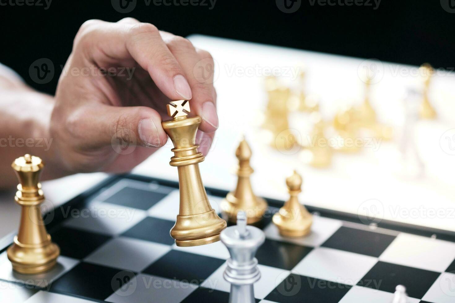 homem de negocios jogar com xadrez jogo. sucesso gestão conceito do o negócio estratégia e tática desafio. foto