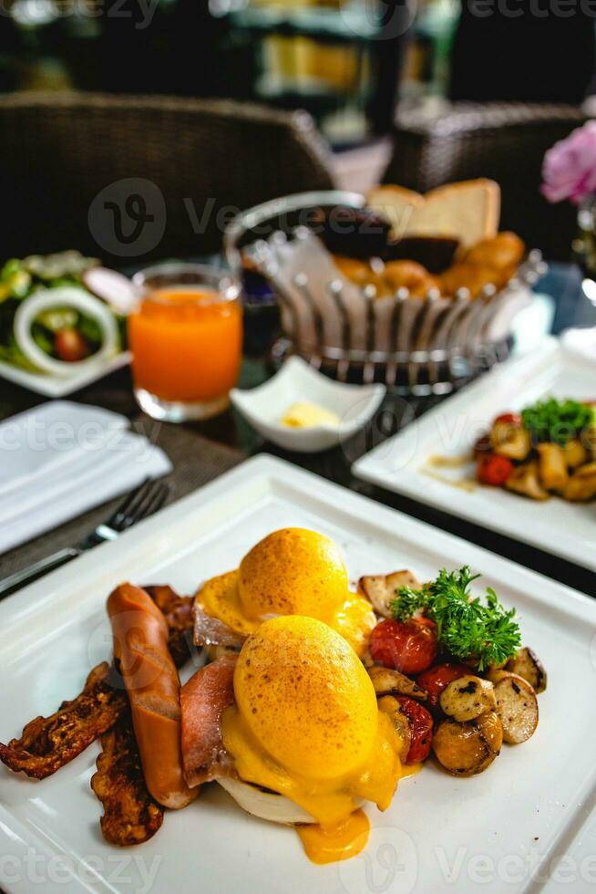 ovos Benedict torrado Inglês bolos. delicioso café da manhã com ovos Benedict foto