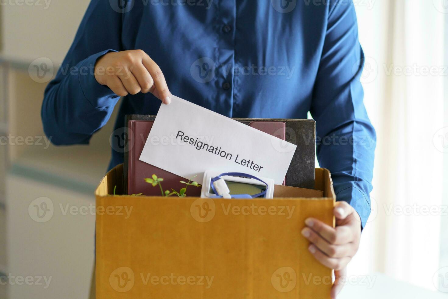 Sair trabalho o negócio homem enviando renúncia carta e embalagem coisa demitir-se deprimir ou carregando o negócio cartão caixa dentro escritório. mudança do trabalho ou disparamos a partir de empresa. foto