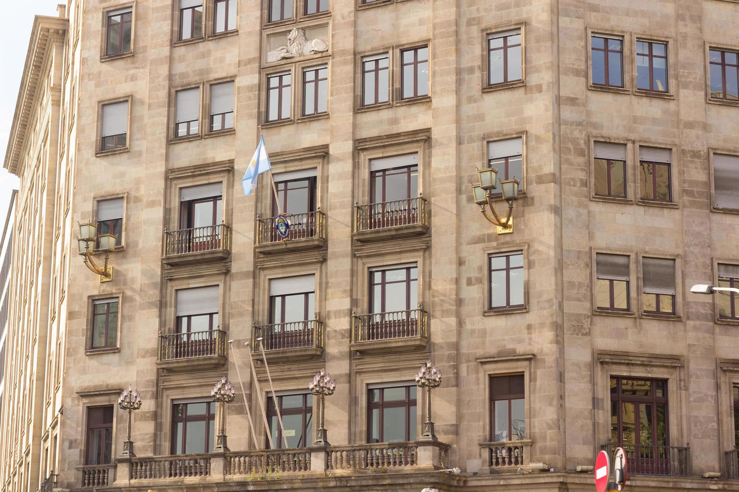 edifício e janelas no centro de barcelona foto