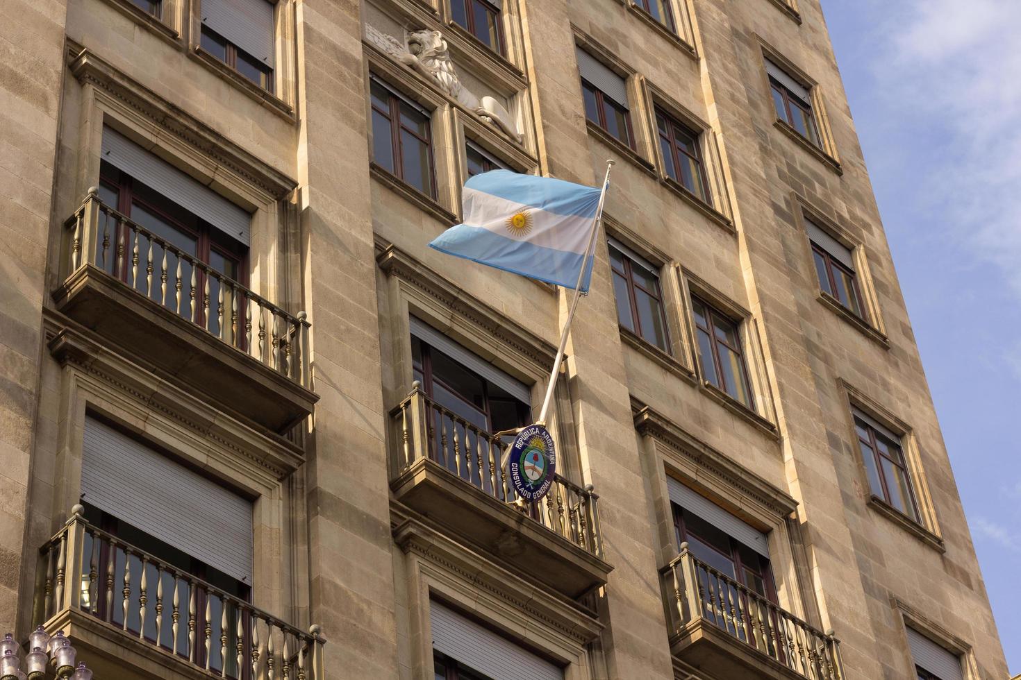 edifício e janelas no centro de barcelona foto