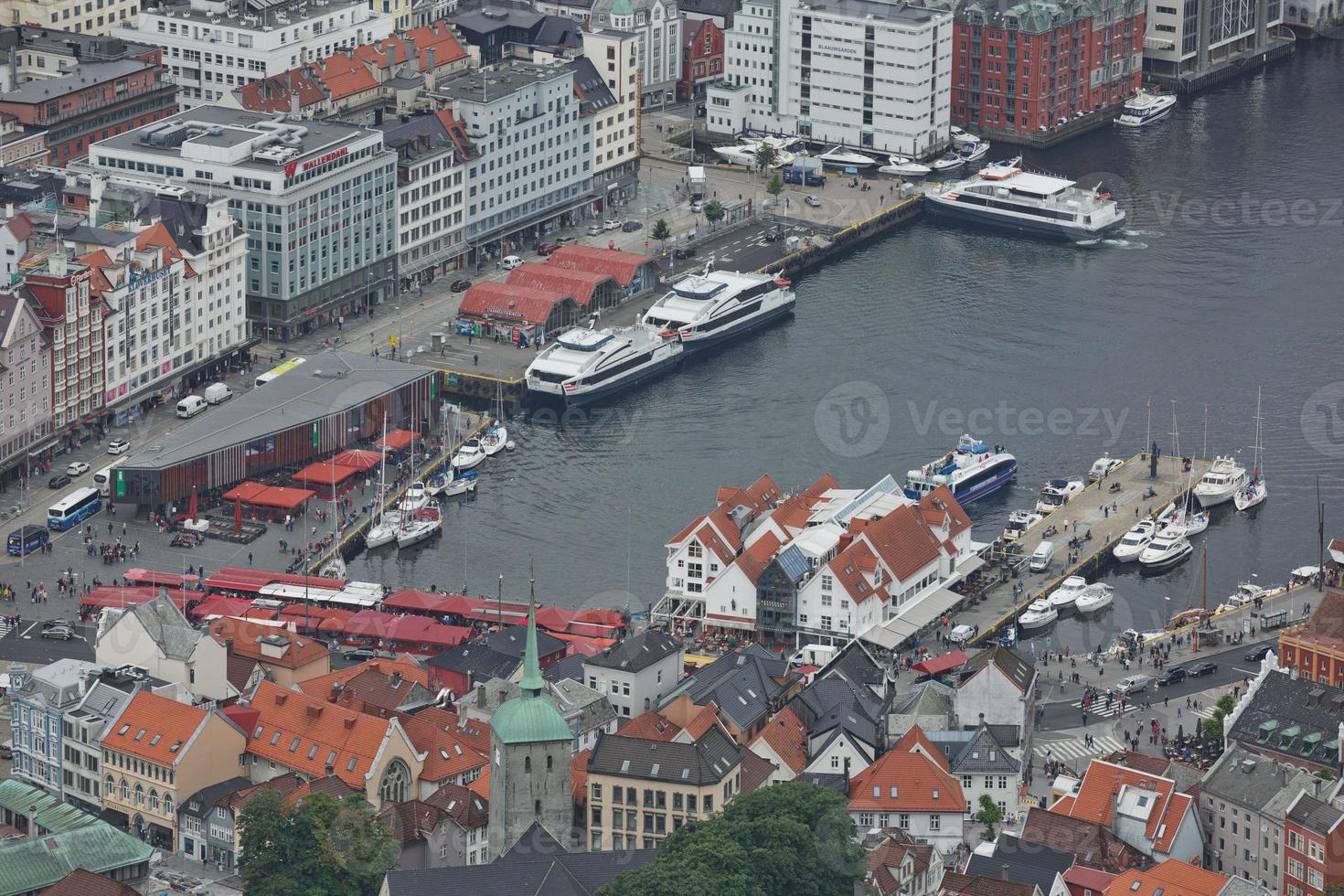 vista da cidade de bergen do monte floyen, noruega foto