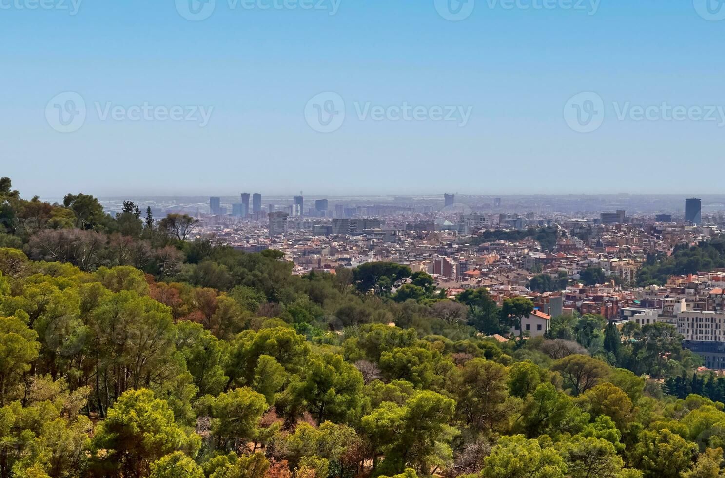 aéreo Visão do lindo cidade Barcelona dentro ensolarado verão clima. foto