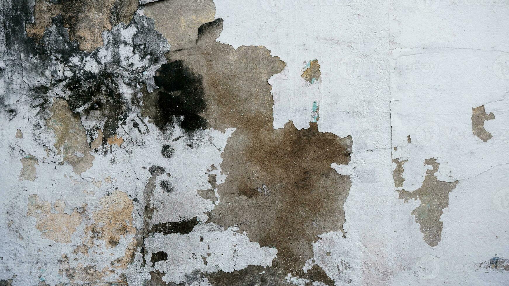 velho cimento parede descasca exterior textura fundo com branco pintura descamação baixo qualidade, rachado parede foto