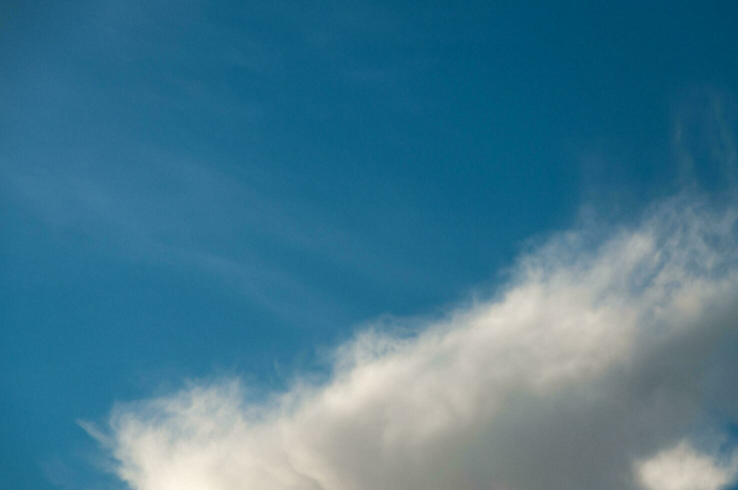 nuvem antes chovendo, dramático céu com tormentoso nuvens,escuro ameaçador nuvens, dramático céu fundo foto