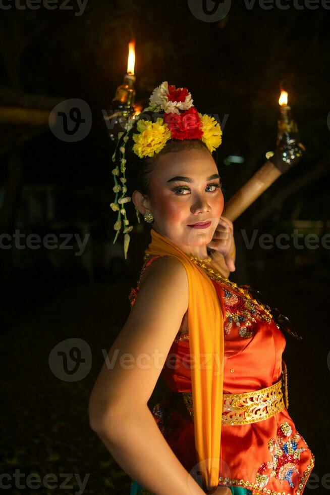 retrato do uma javanese dançarino com flores em dela cabeça e Maquiagem em dela lindo face foto