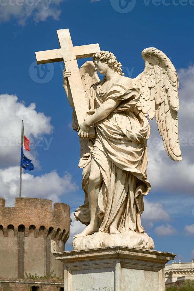 estátua de anjo na ponte de sant angelo em roma, itália foto