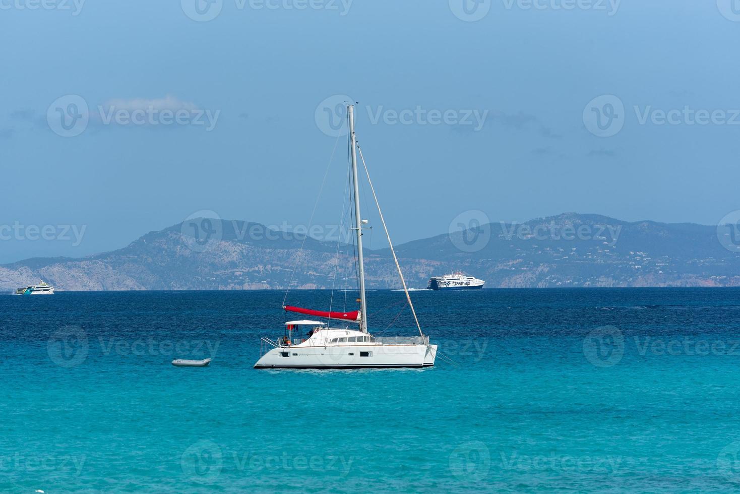 barcos atracados na costa da praia de ses illetes em formentera, ilhas baleares na espanha. foto