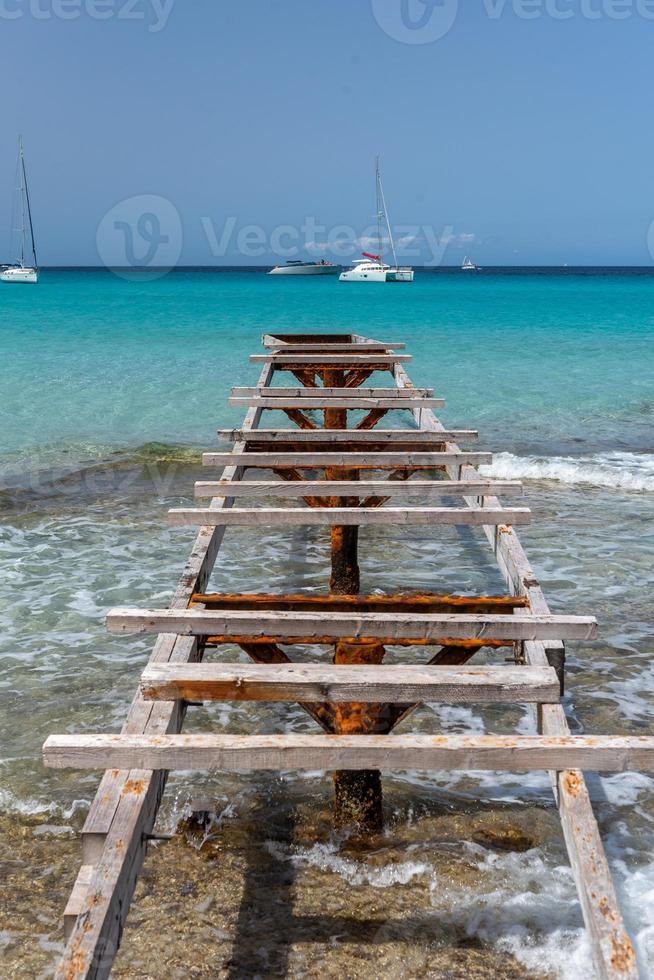 cais na costa da praia de ses illetes em formentera, ilhas baleares na espanha. foto