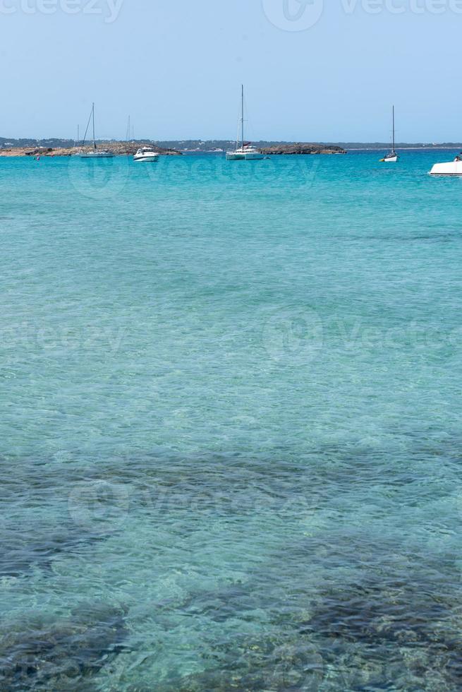 barcos atracados na costa da praia de ses illetes em formentera, ilhas baleares na espanha. foto