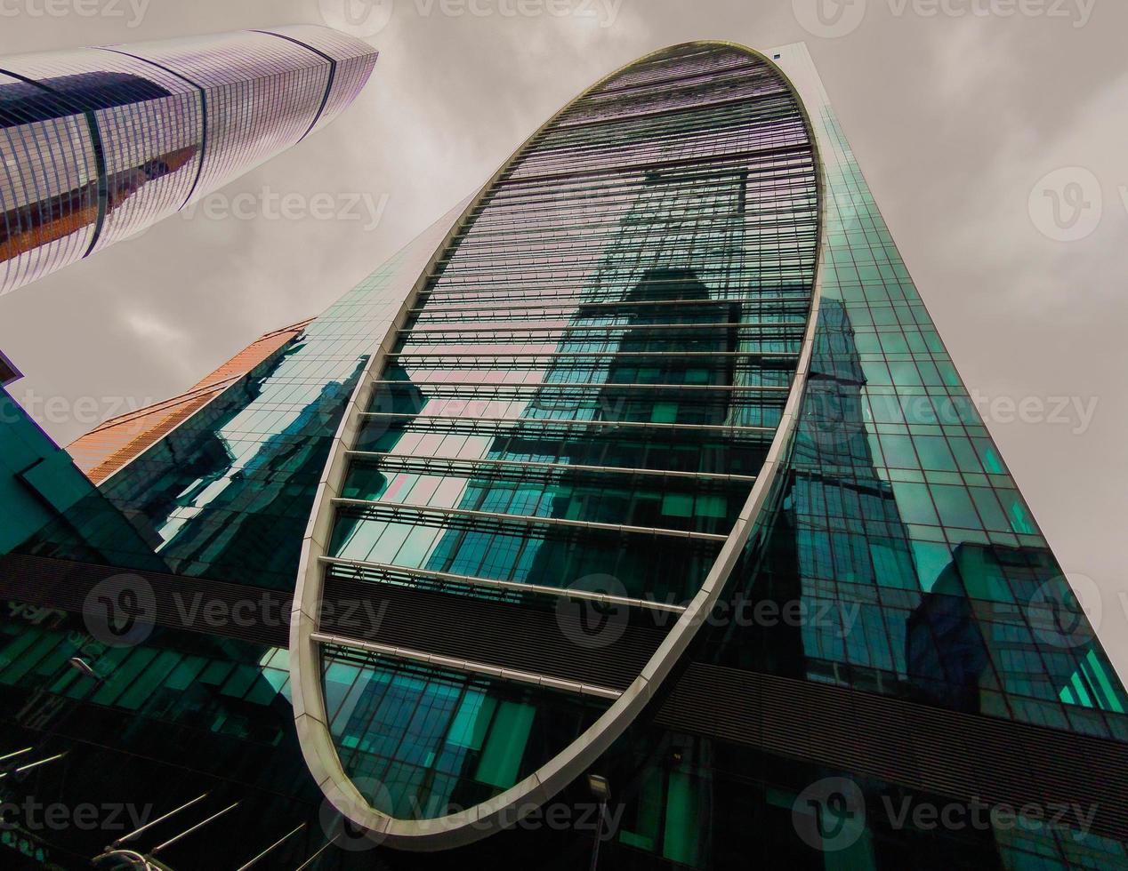 vista lá embaixo dos edifícios da cidade de Moscou em um dia escuro. arquitetura de escritório moderna. foto