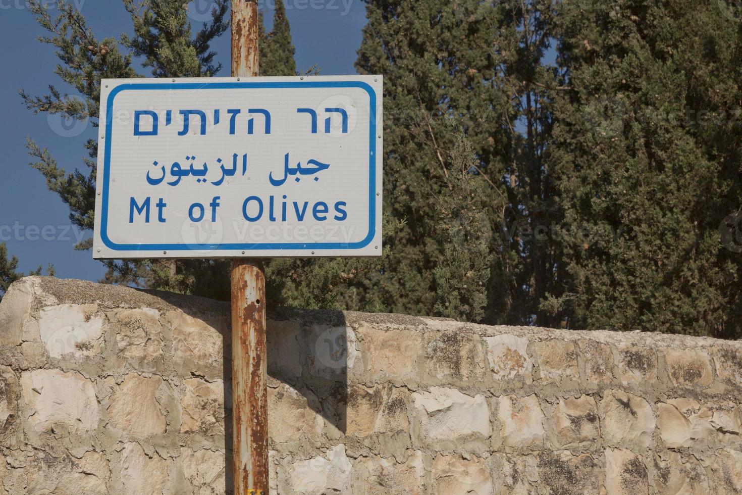 placa de direção em direção ao monte das azeitonas em jerusalém, israel foto