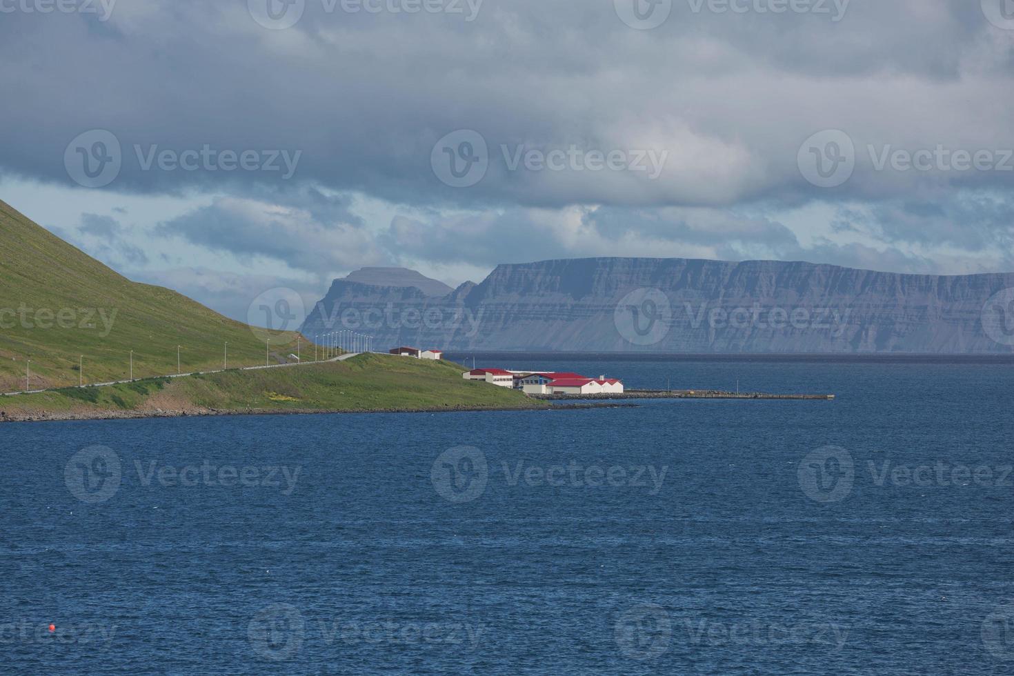 vista do fiorde ao redor da vila de isafjordur, na Islândia foto