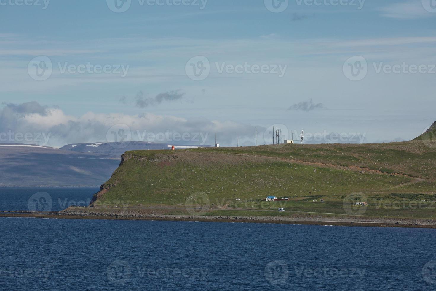 vista do fiorde ao redor da vila de isafjordur, na Islândia foto