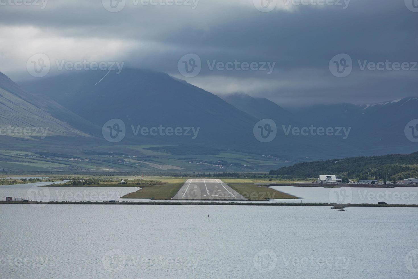 vista do final da pista do aeroporto de akureyri, islândia foto