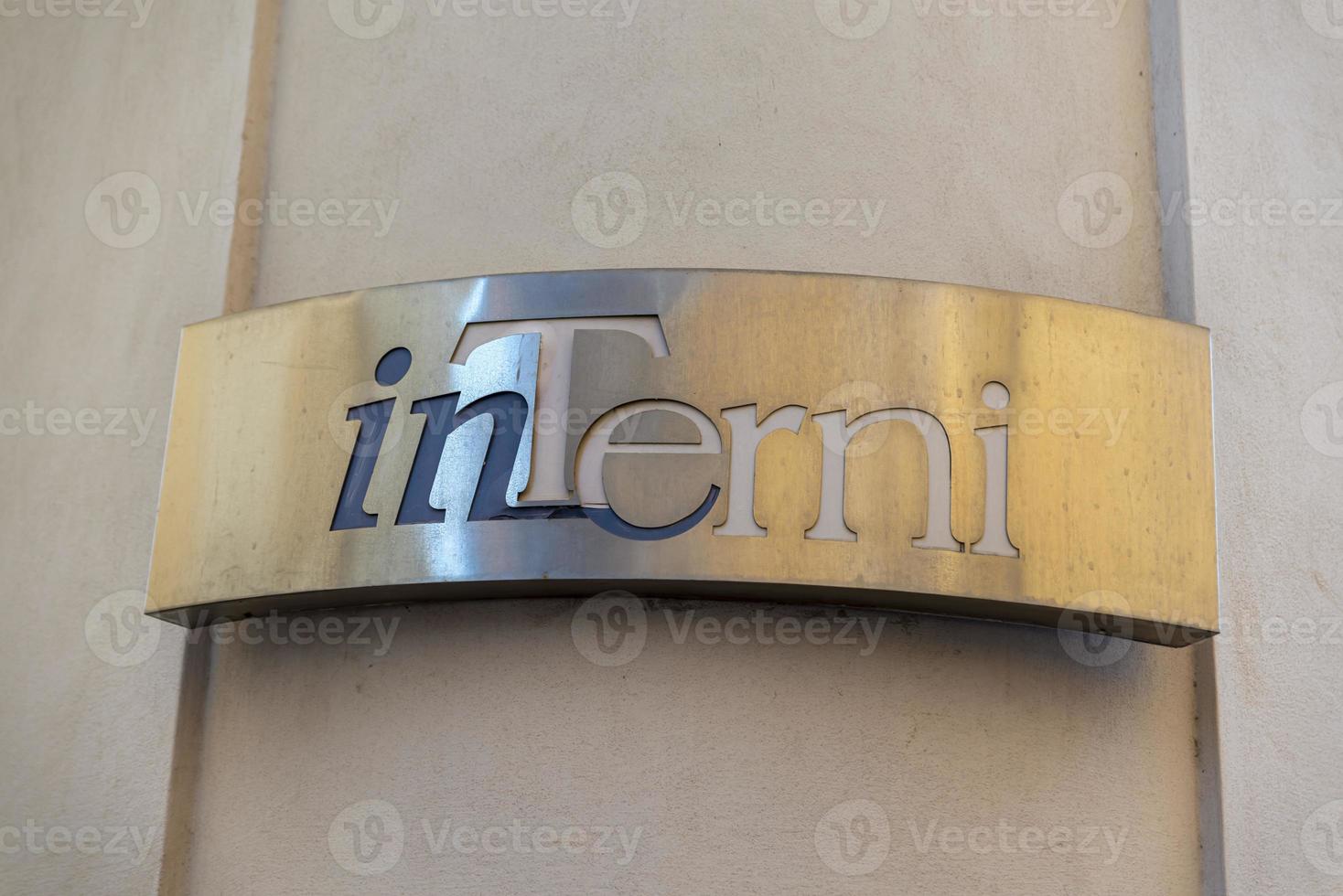 placa de metal indicando a cidade de Terni foto