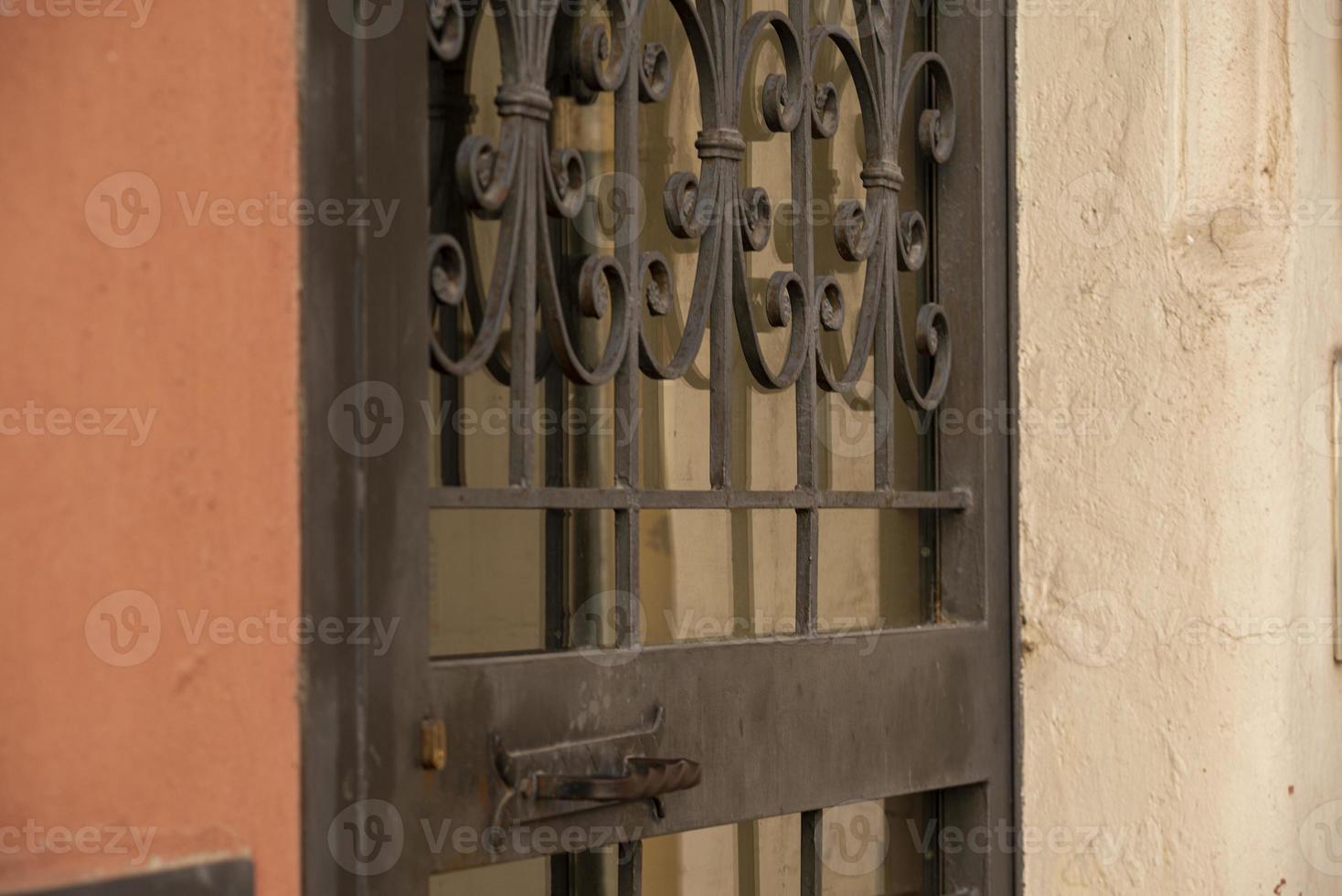 porta blindada de ferro de uma loja foto