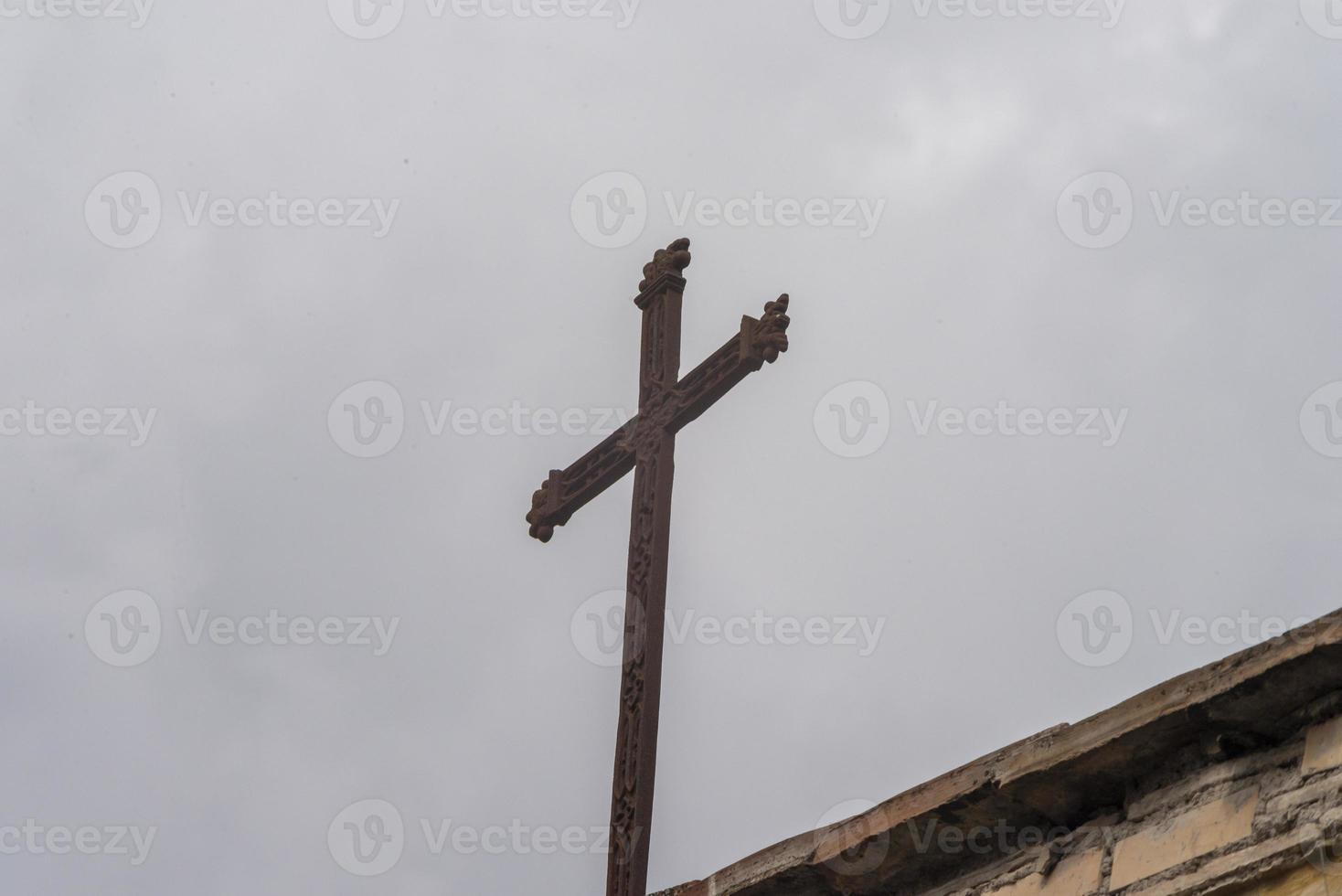 cruz colocada na ponta do telhado de uma igreja foto