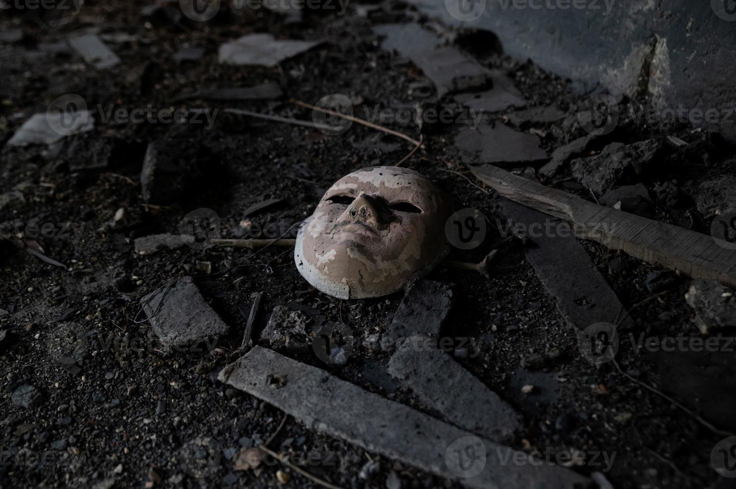 máscara de cerâmica branca abandonada foto