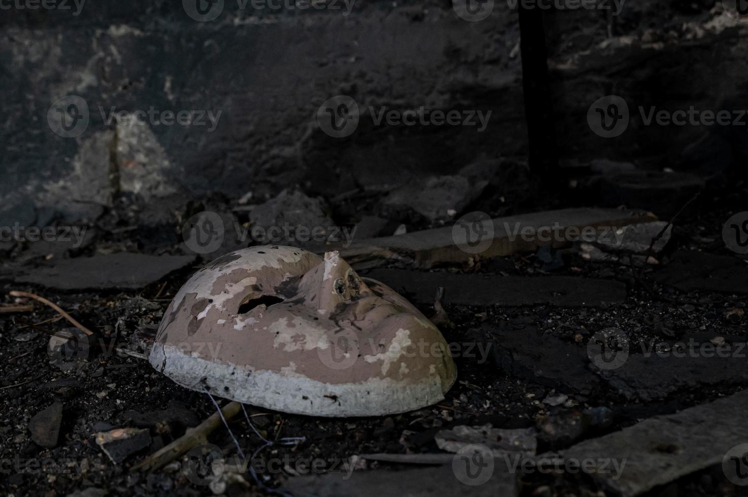 máscara de cerâmica branca abandonada foto