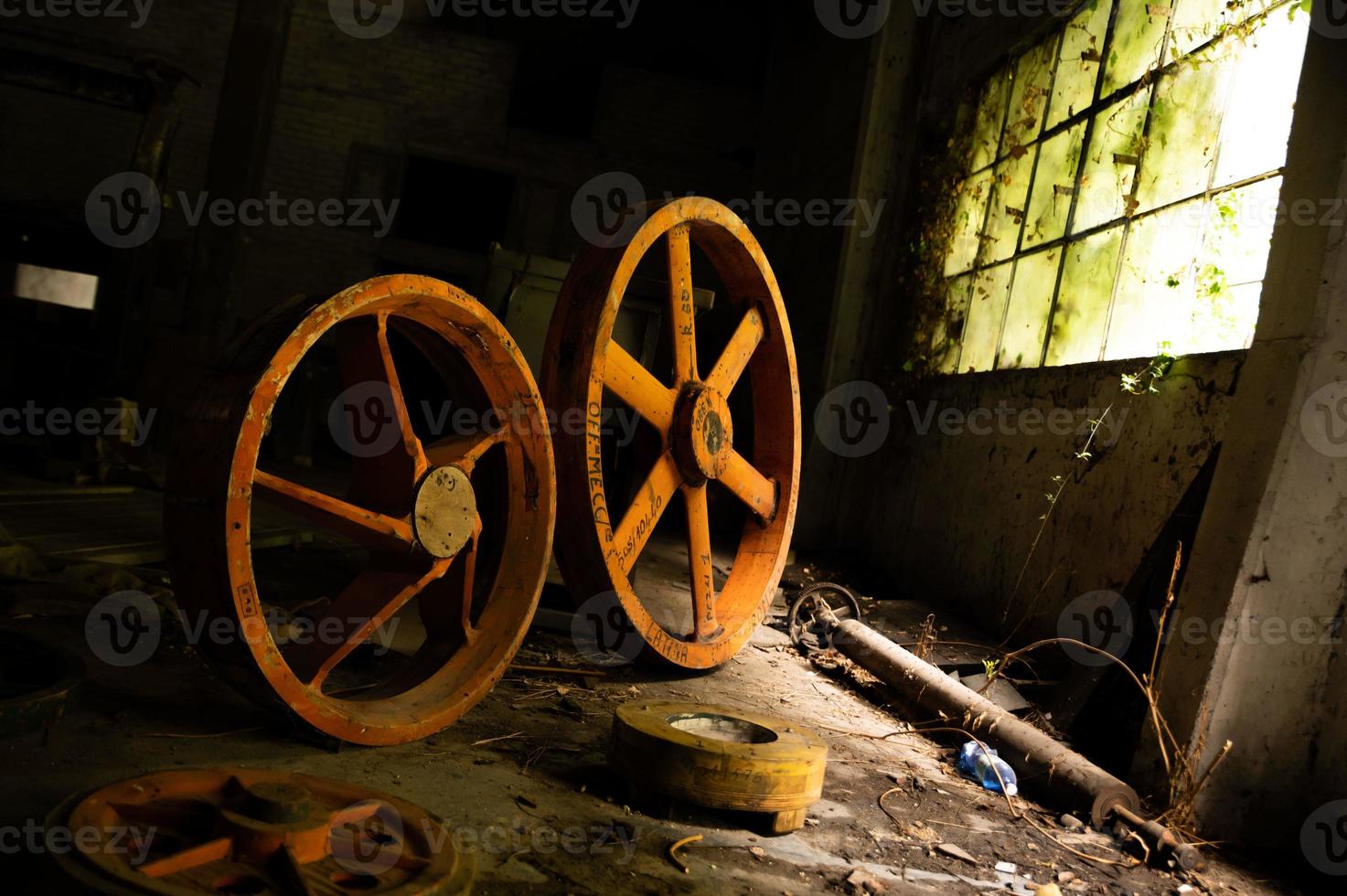 abandonou a fábrica de seu interior e o que resta dela foto