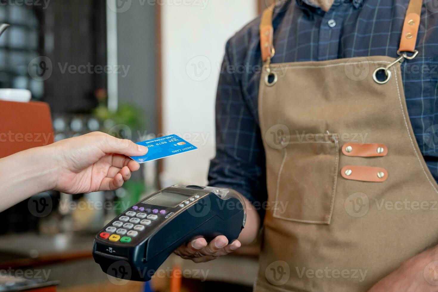 mulher usar crédito cartão pagar dinheiro conectados dentro cafeteria restaurante com uma digital Forma de pagamento sem dinheiro. acumular desconto. e carteira, tecnologia, pagar on-line, crédito cartão, banco aplicativo. diariamente vida Forma de pagamento foto