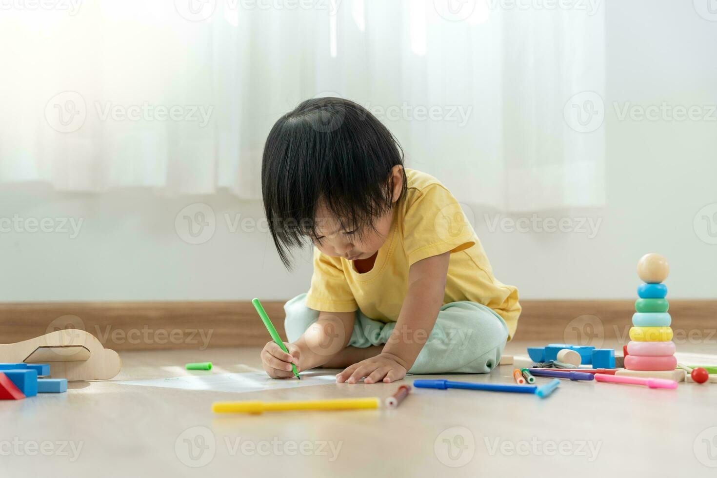 feliz Ásia crianças jogando Aprendendo pintura em papel. atividade, desenvolvimento, iq, equação, meditação, cérebro, músculos, essencial habilidades, família tendo Diversão gastos Tempo junto. feriado foto