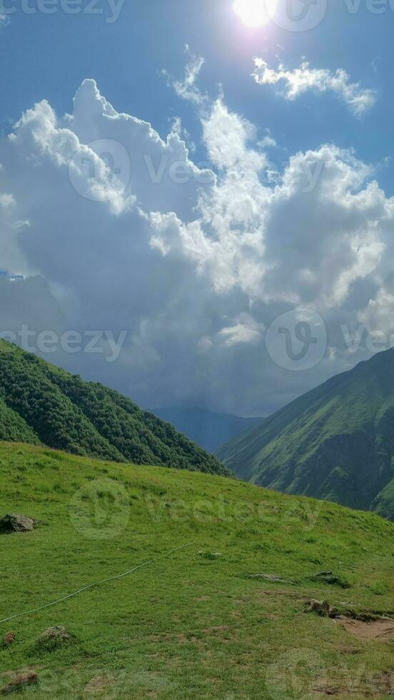 épico montanha, desfiladeiro nuvens em montanhas, verde verão panorama foto