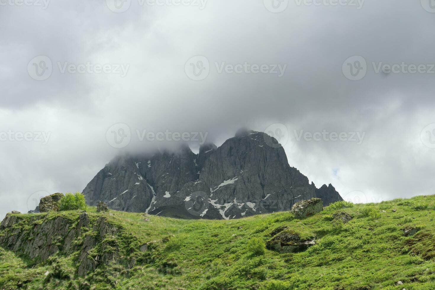 montanha panorama com uma Visão do a vale e montar chaukhi. juta Geórgia, lindo céu e Rocha foto