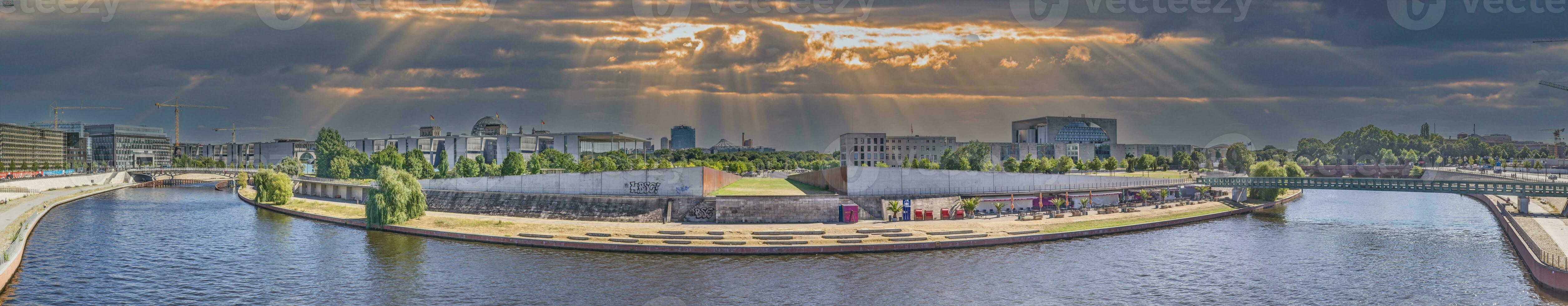 panorâmico cenário sobre a rio farra dentro Berlim com governo distrito dentro 2013 foto