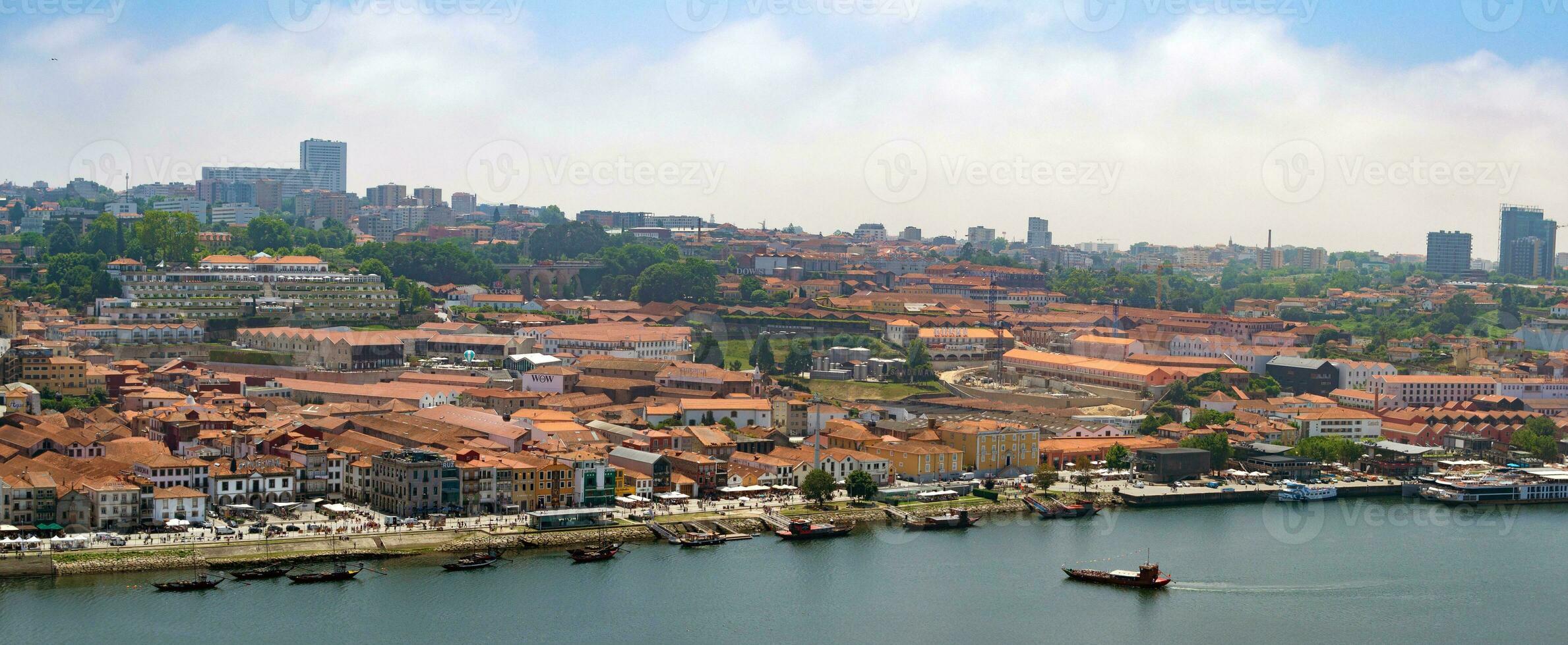 porto famoso histórico cidade, Portugal. arquitetura do velho cidade. viagem para ribeira e douro rio. foto