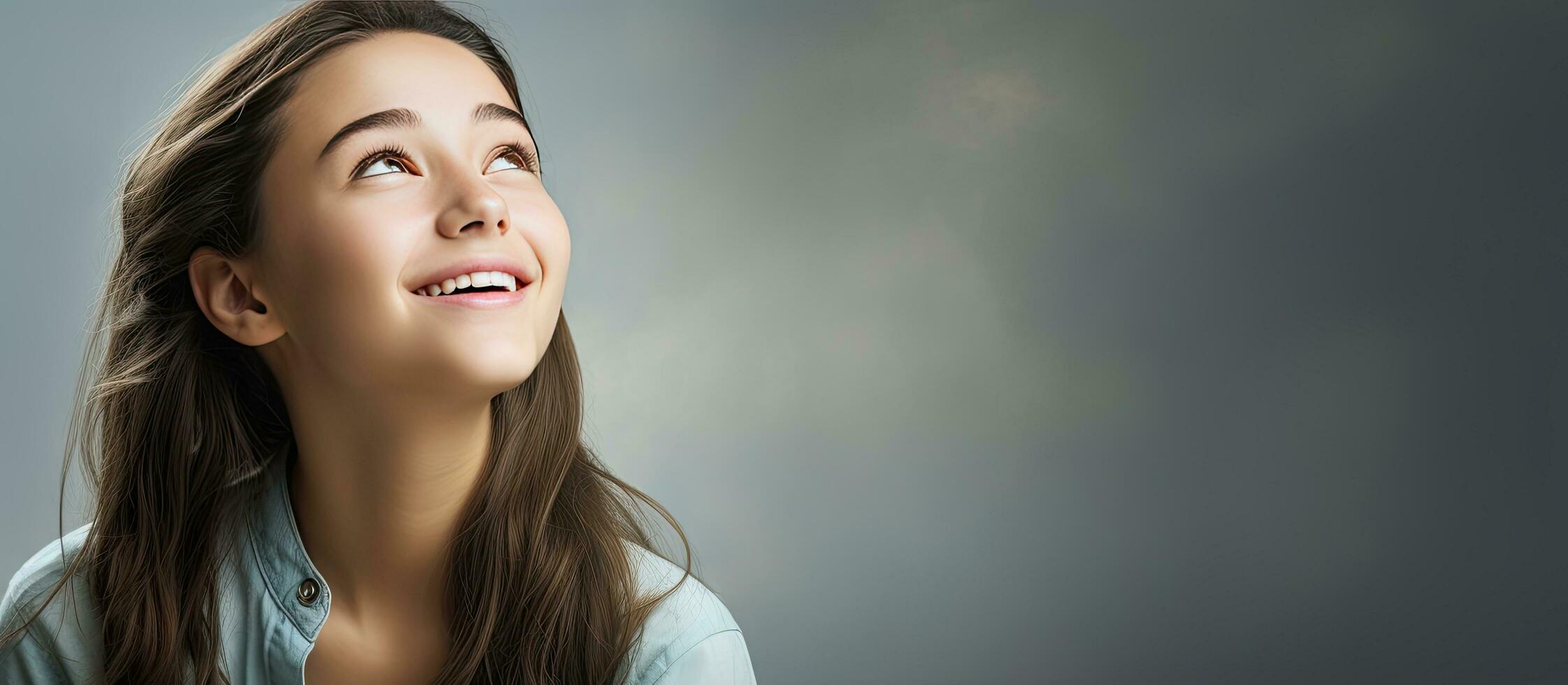 adolescente menina olhando acima com uma sorrir em branco cópia de espaço sobre luz fundo foto
