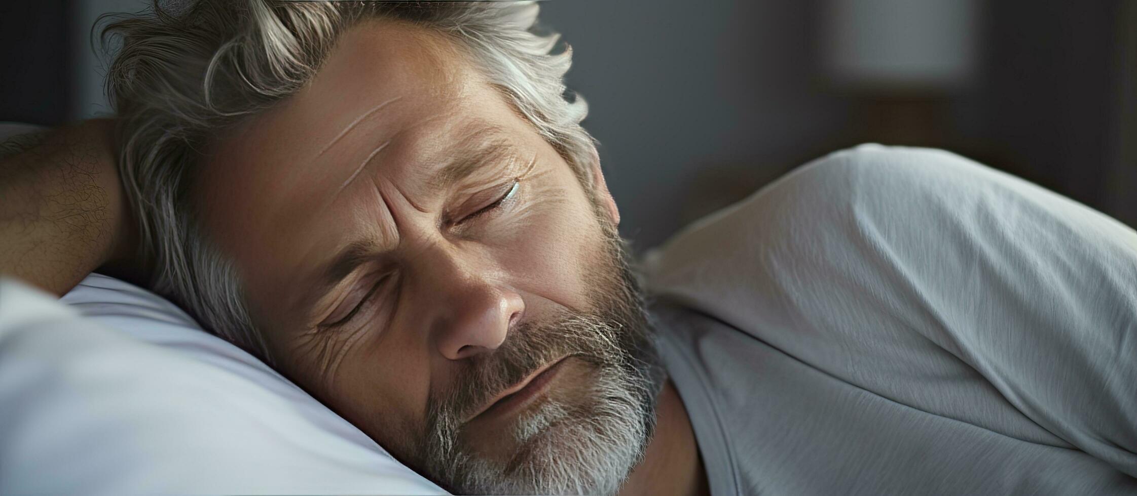 dormir privação cansado meio envelhecido homem dentro cama fricção olhos depois de sem descanso noite branco quarto esvaziar área foto