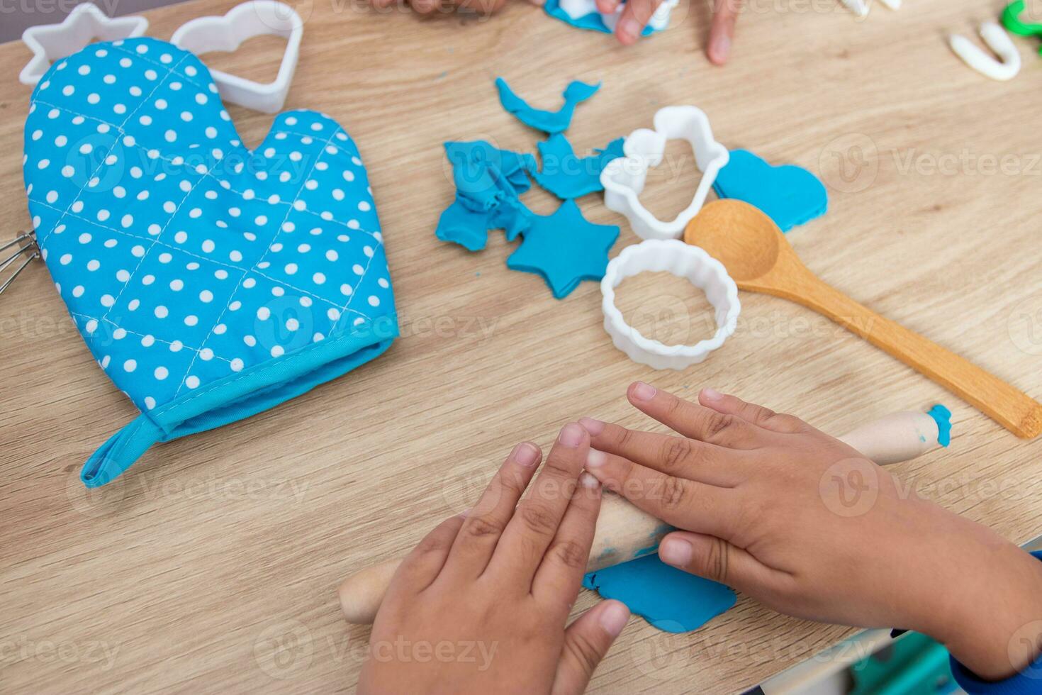 crianças mãos e simulação cozinhando brinquedos dentro a cozinha contador foto