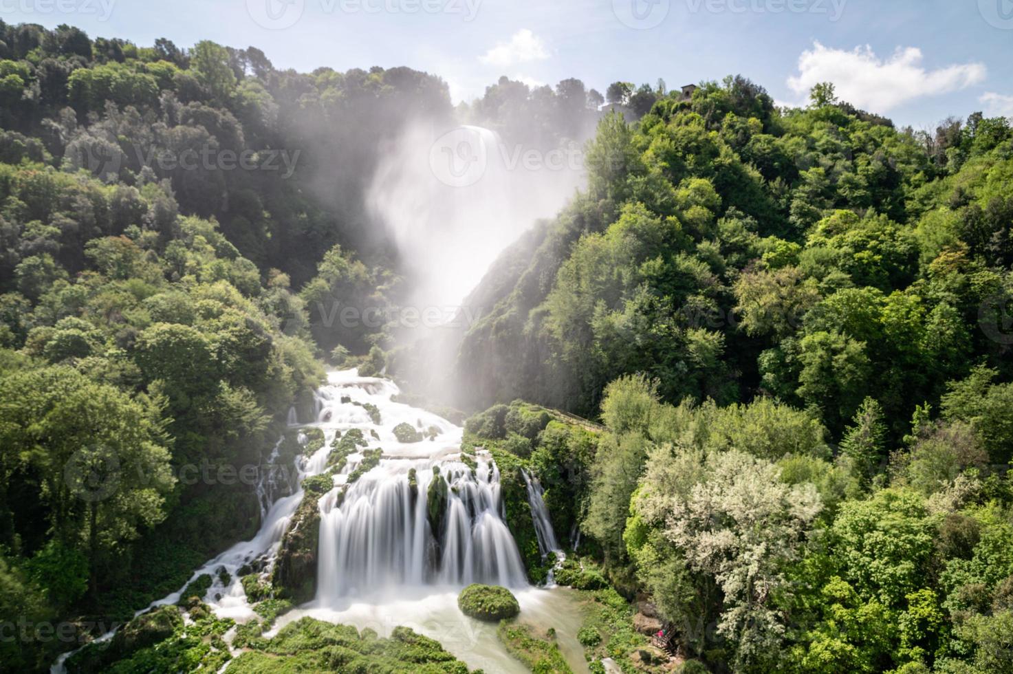 cascata de marmore aberta ao fluxo total foto