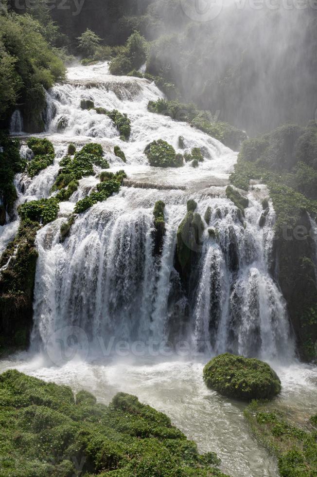 cascata de marmore aberto, vislumbre inferior em pleno fluxo foto