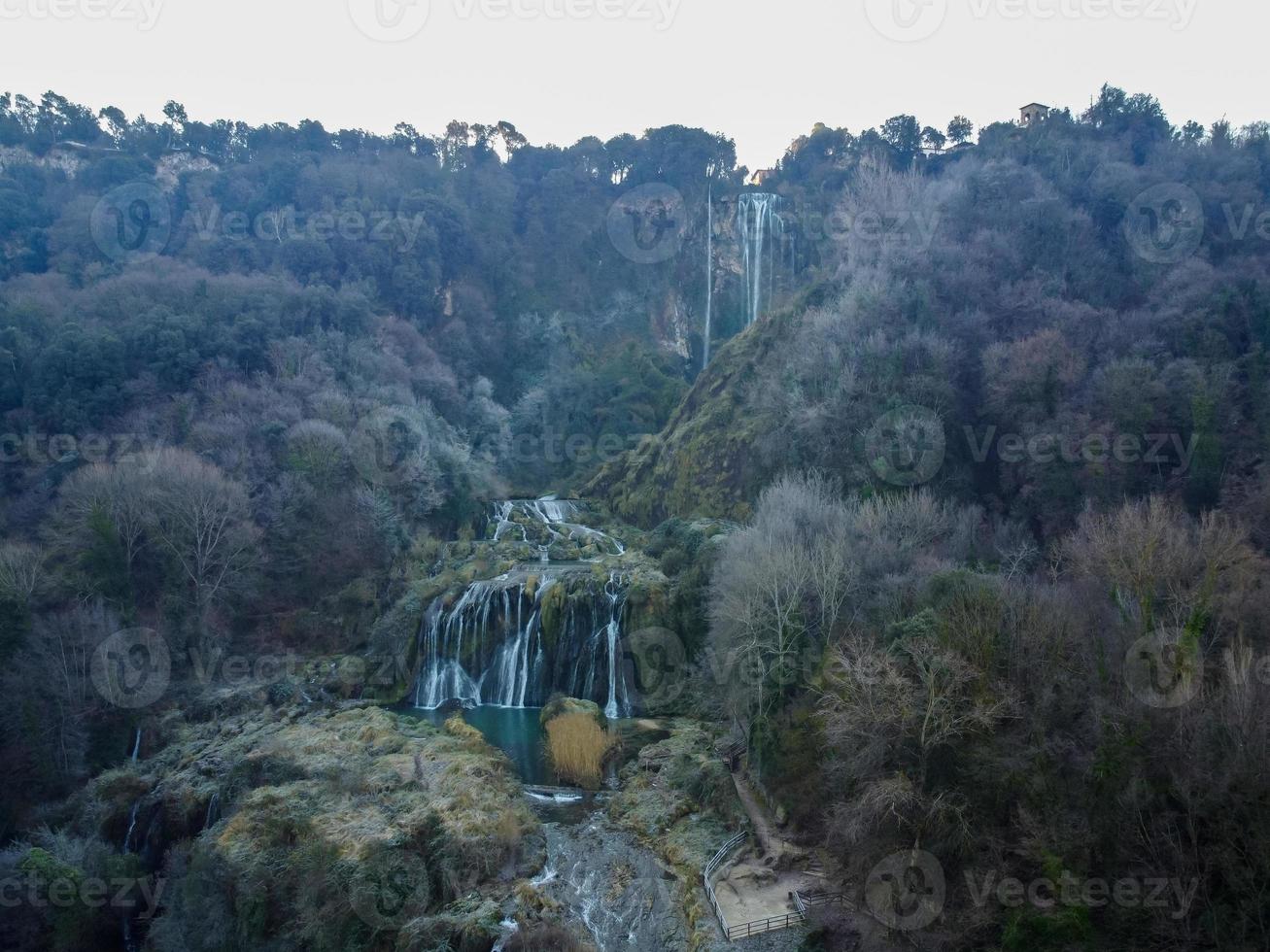 cascata de marmore na província de terni foto