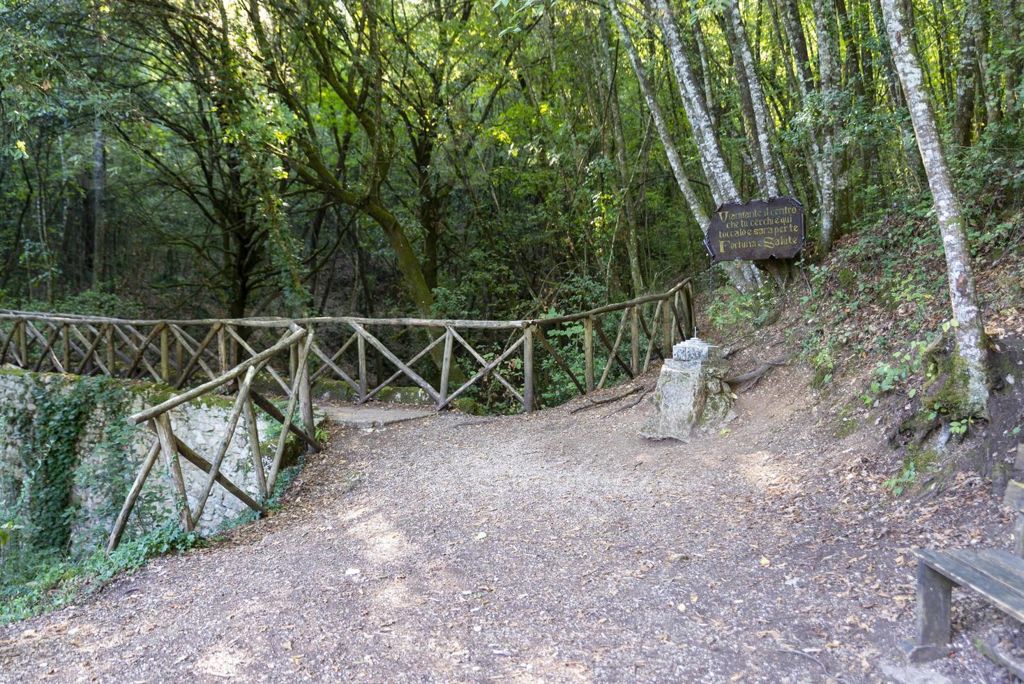 centro geográfico da itália localizado em narni foto