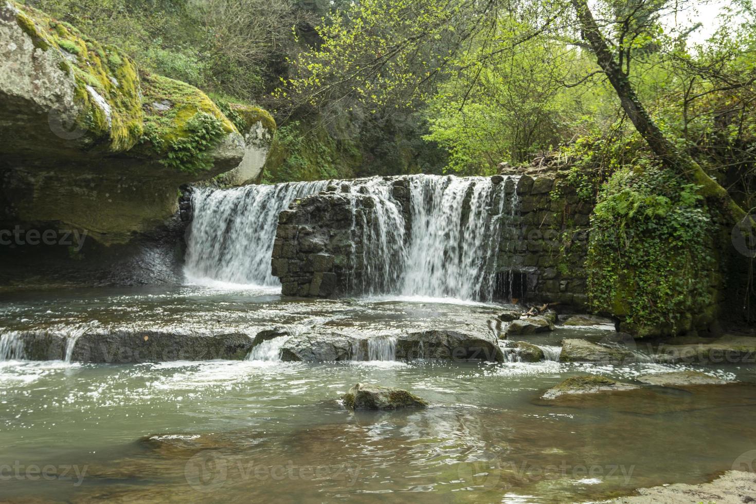 cachoeira de fosso castello em soriano nel cimino viterbo foto