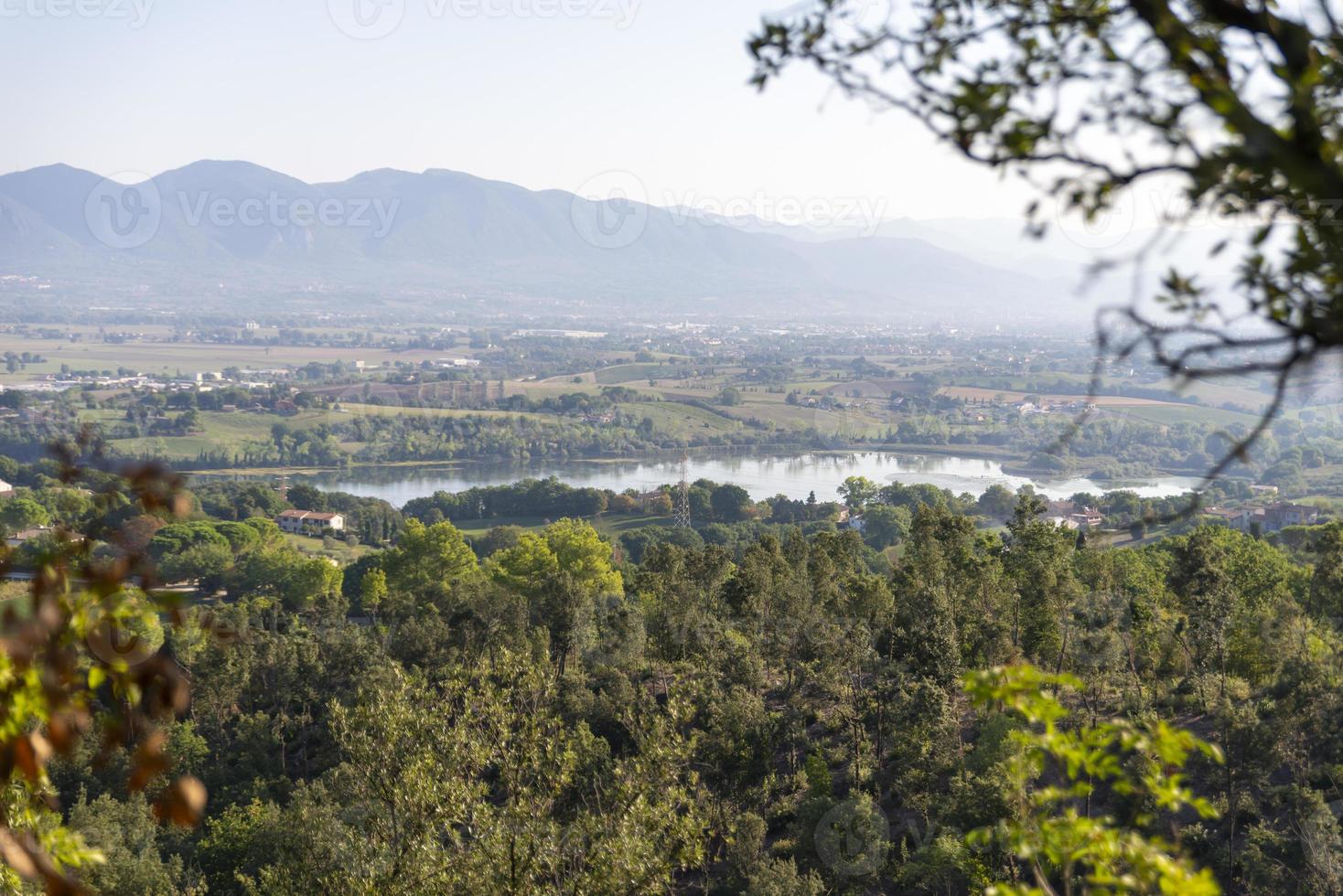 panorama do lago de narni foto