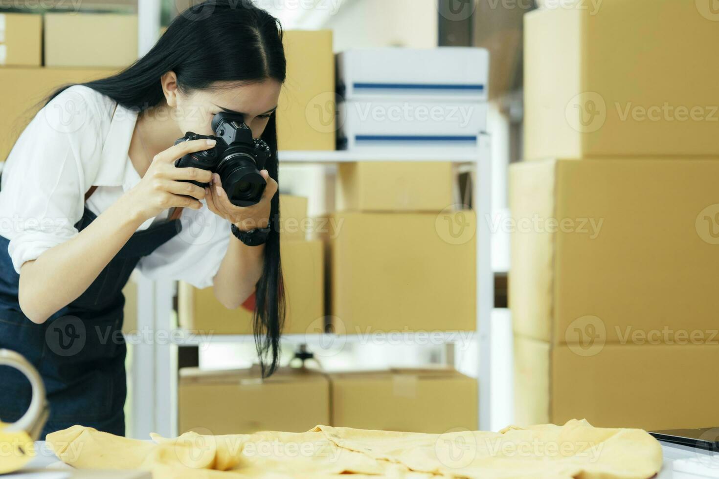 conectados vendedores usar Móvel telefone para levar As fotos do produtos enviei para clientes.