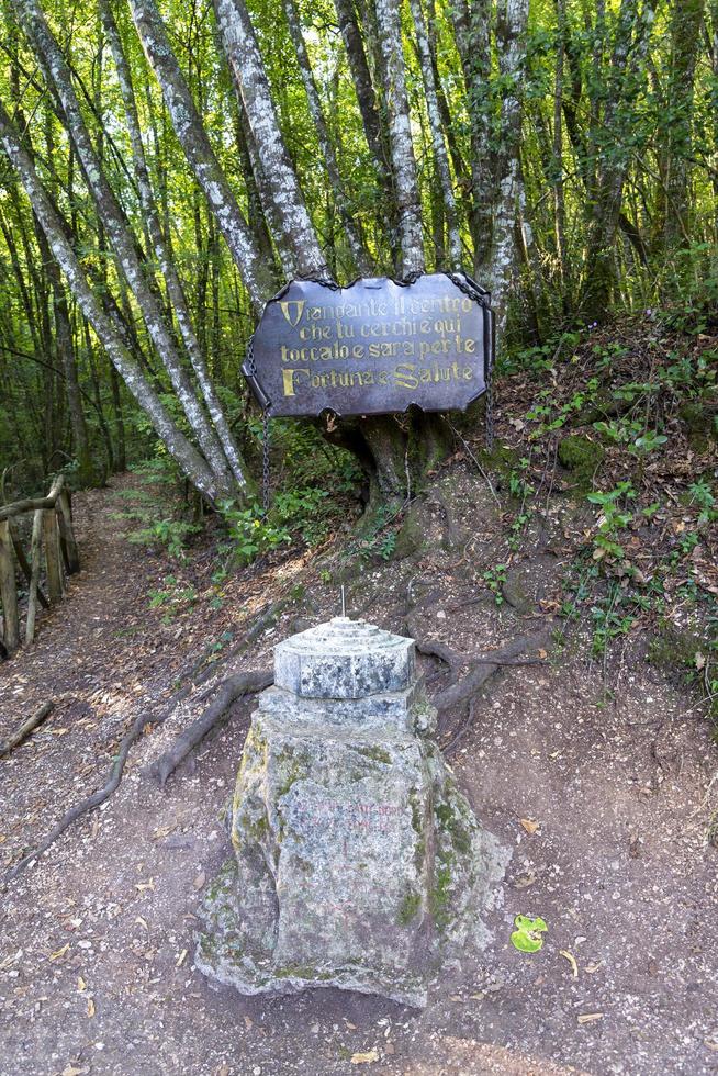 centro geográfico da itália localizado em narni foto