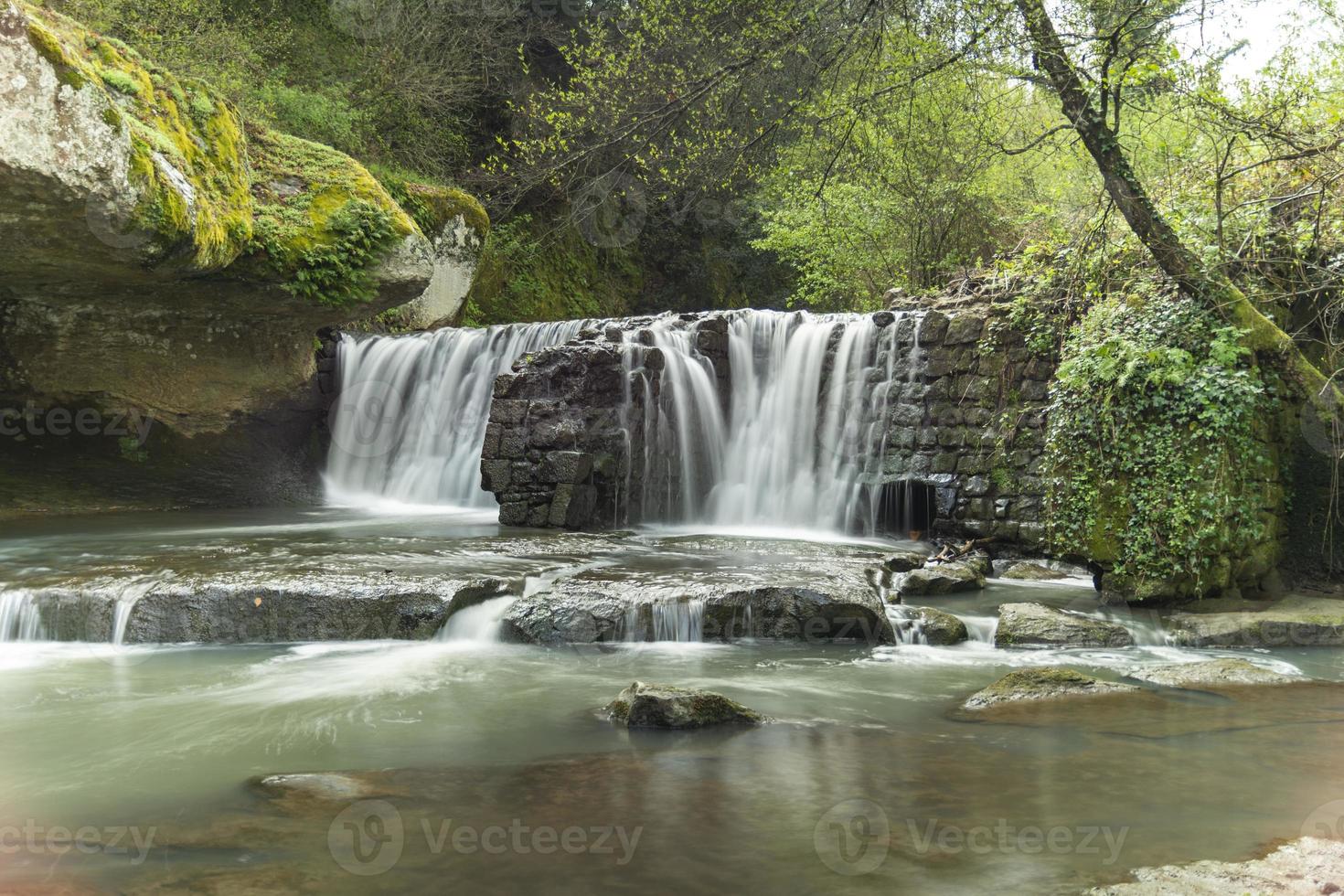 cachoeira de fosso castello em soriano nel cimino viterbo foto