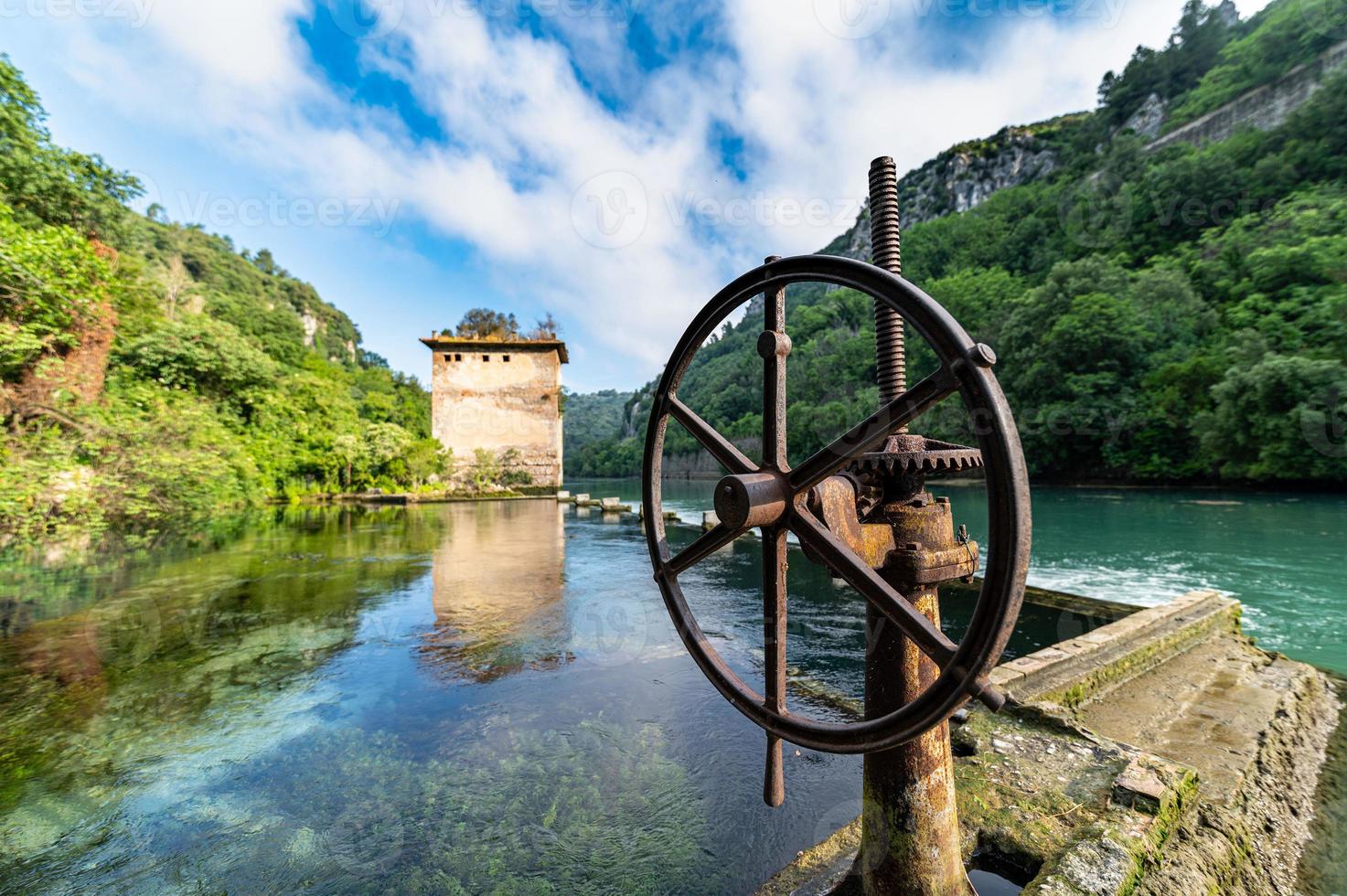 característica stifone di narni postoi para a água azul foto