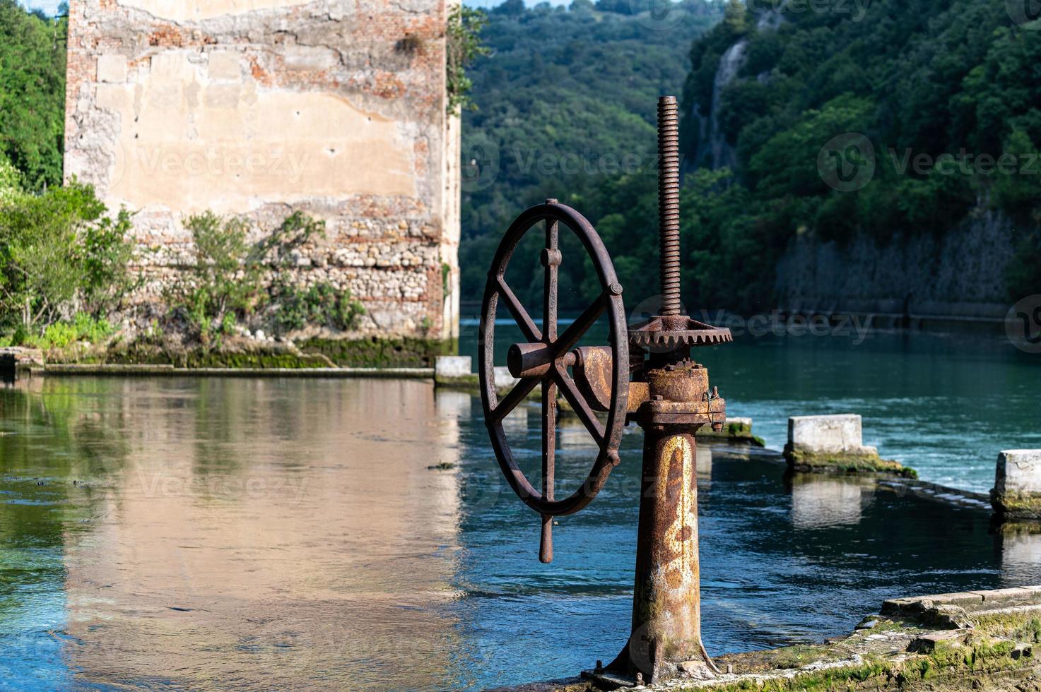 característica stifone di narni postoi para a água azul foto