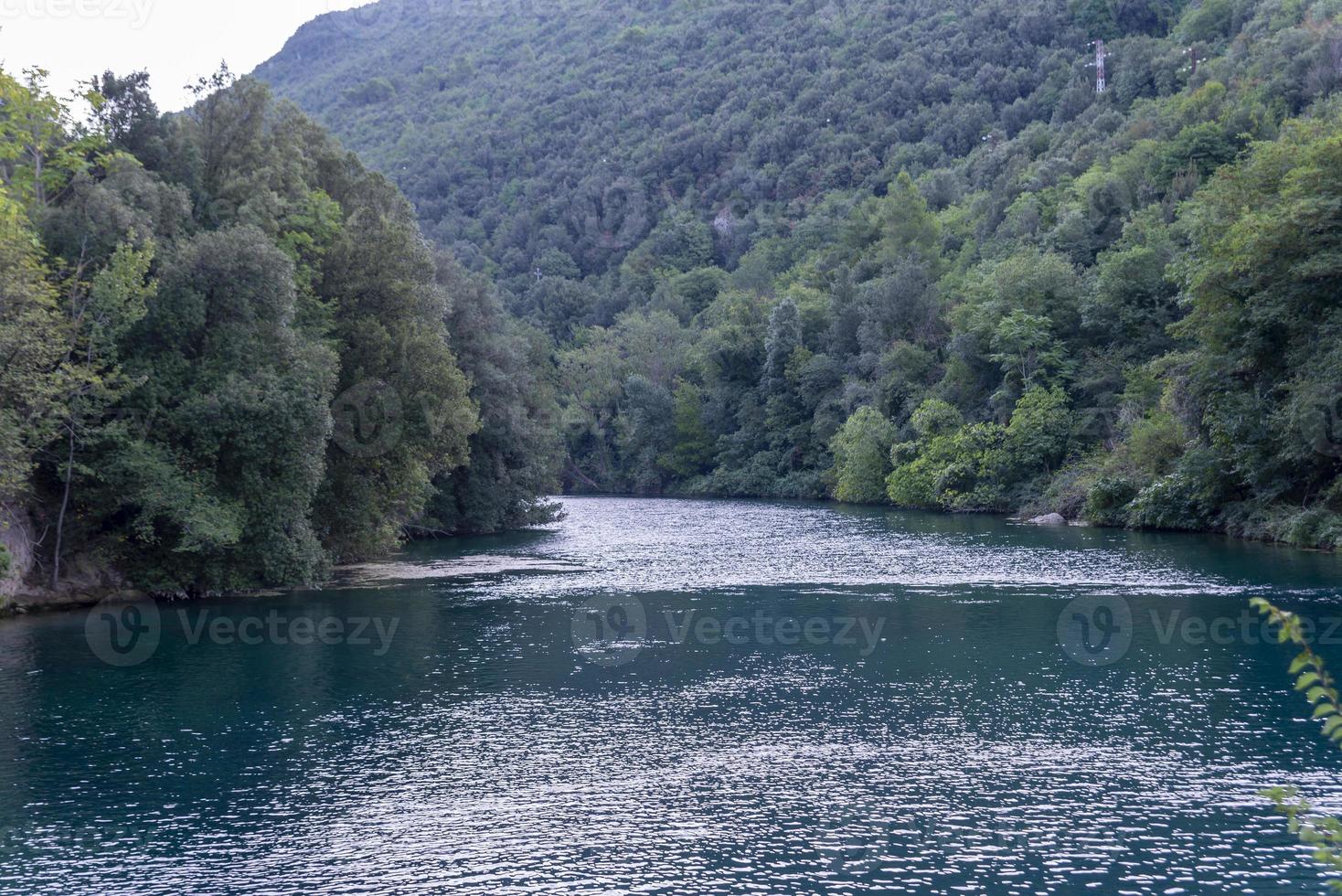 local rígido e característico para o rio com água azul foto