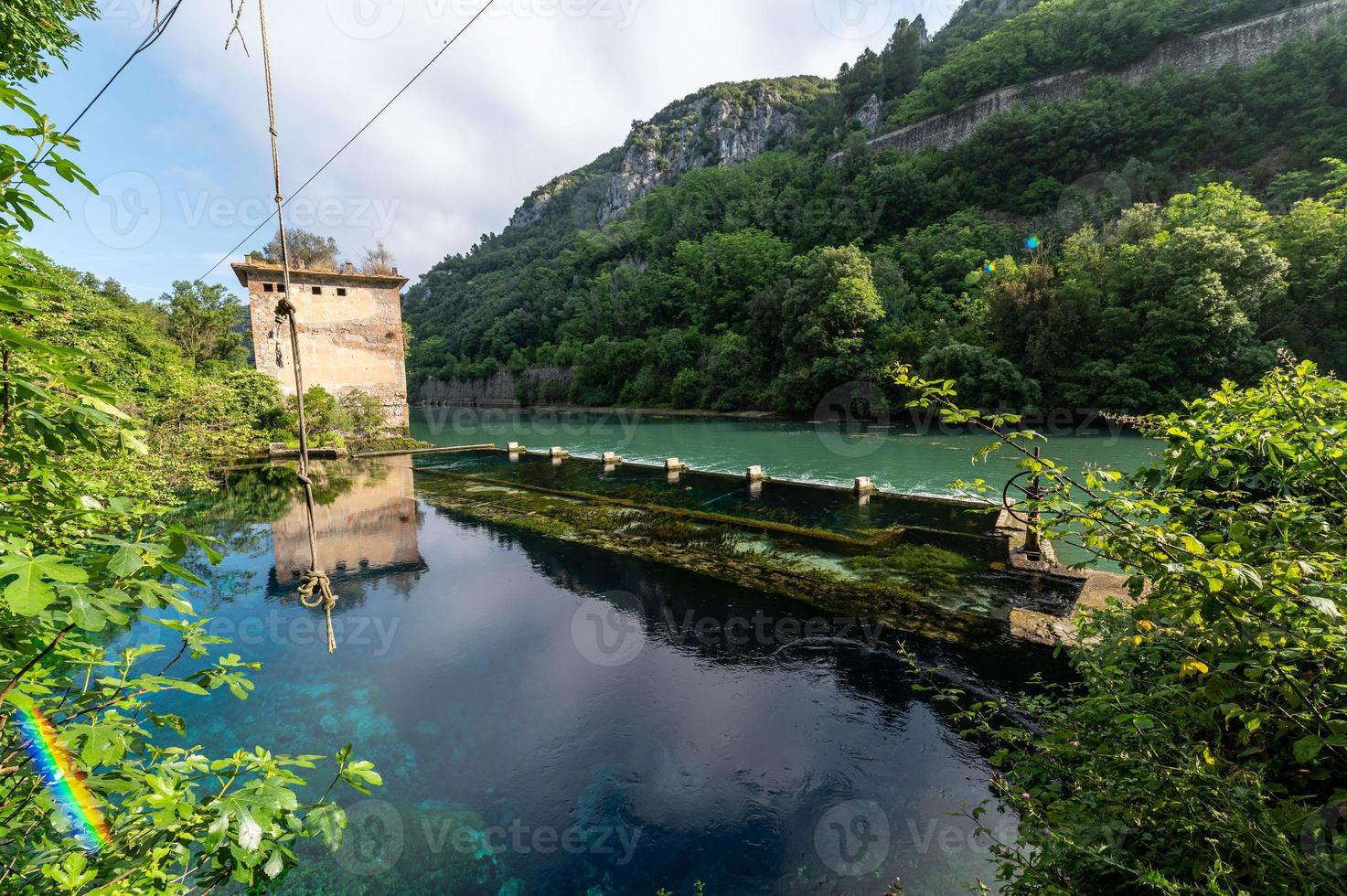 característica stifone di narni postoi para a água azul foto